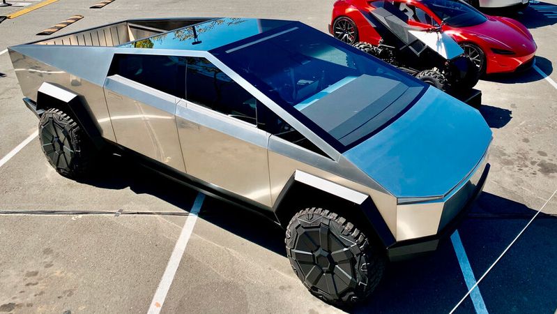 Wenig geliebt: Der Cybertruck von Tesla sorgte von Anfang an für Kontroversen. Jetzt wurde das Modell zum Ziel für eine Attacke der „Letzten Generation“.(Bild:  Tesla ASM Lineup of Vehicles /Steve Jurvetson / CC BY 2.0)