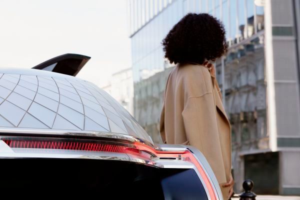 Als Shared-Mobility-Lösung des High-End-Segments stellt der EZ-ULTIMO für seine Nutzer eine Möglichkeit dar, mit maximalem Komfort und in Premium-Ambiente zum Flughafen oder Hotel zu gelangen, eine exklusive Shoppingtour zu unternehmen oder auf Sightseeing-Exkursion zu gehen.  (Renault)