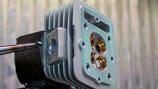 Nach dem Gießen und Entgraten können die Teile an CNC-Maschinen bearbeitet werden.  (Formkon)