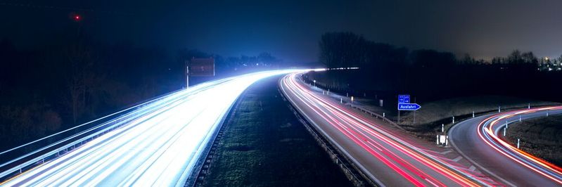 Moderne Fahrzeuge verfügen über eine Vielzahl von Sensoren, Ortungsgeräten und On-Board-Diagnosegeräten. So kann nicht nur die Sicherheit verbessert werden, auch der Verkehrsfluss könnte zukünftig über ein intelligentes Ökosystem geregelt werden.(Bild:  gemeinfrei // Unsplash)