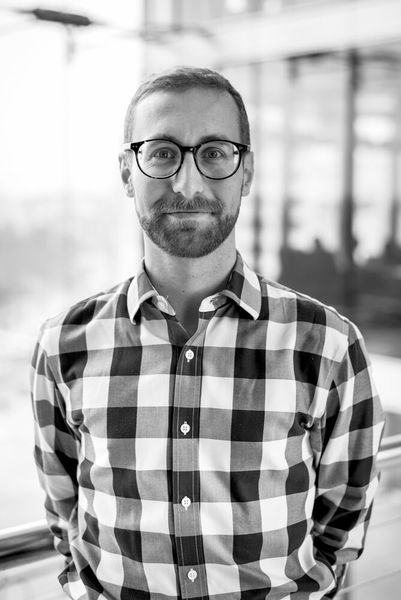 Jonas Krauspe hat die klassische Eskalationsspirale durchlaufen: BWL-Studium, Unternehmensberatung, Burn-Out, Freelance, ein paar Startup-Versuche. Kann nicht programmieren, dafür hacken. Vollblutnerd. Versteht Digitalisierung, Technologie, Prototypen und schnelle Umsetzung. Hat vier Labs aufgebaut und dort auch Projekte durchgeführt. (Lupo Cordero)