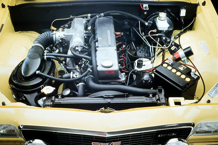 Für die Basis, den Rekord, gab es ausschließlich Vierzylinder mit maximal zwei Litern Hubraum und 74 kW/100 PS, während die feinere Fortbewegung mit den Commodore-Varianten bewerkstelligt wurde. Hier arbeiteten ausschließlich sechs Töpfe unter der Motorhaube – es gab wahlweise 2,5 oder 2,8 Liter Hubraum (im Bild). (Foto: Opel)