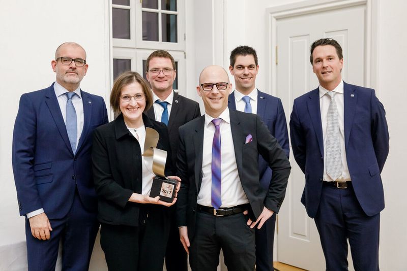 Das Autohaus Blendorf gehört zu den drei Betrieben, die bereits zum vierten Mal in Folge mit dem Dealer Excellence Award ausgezeichnet wurden, v.li: Dino Damiano, Mazda Motors Deutschland (MMD), Beate Müller, Autohaus Blendorf, Gerd Meyer, MMD, Michael Busch, Autohaus Blendorf, Felix Gebhart, MMD und Dino Damiano, MMD.  (Claudia Jacquemin)