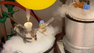 Reaktionsaufbau – Tiefe Temperaturen gewährleisten eine hochselektive Reaktion. (Maulide Gruppe/ Philipp Spieß)