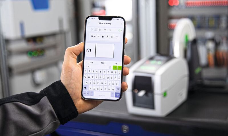 Mit der intuitiven, kostenlosen Beschriftungsapp lässt sich der Thermotransferdrucker Smart Printer von Wago steuern. (Bild:  Wago)