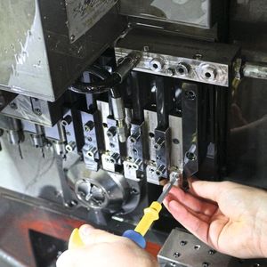 Der Schneidenwechsel geht bequem und blitzschnell. Der Maschinenbediener löst nur eine Schraube, …(Bild:  Iscar)