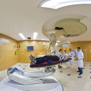 Dank seiner sechs Freiheitsgrade kann der Kuka-Roboter, der die Basis des Patientenbewegungssystems bildet, Patienten flexibel und präzise bewegen Bild: Universitätsklinikum Heidelberg HIT