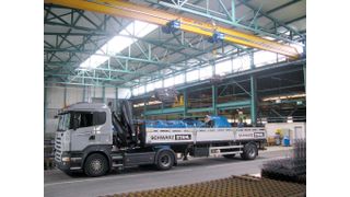 Der Abus-Einträger-Laufkran beim Beladen eines Lkw.  (Bild: Schwarz Stahl AG)