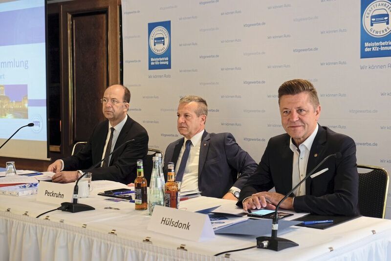 Führungsteam: (v.li.) ZDK-Hauptgeschäftsführer Axel Koblitz sowie die beiden ZDK-Vizepräsidenten Thomas Peckruhn und Wilhelm Hülsdonk.  (Zietz / »kfz-betrieb)