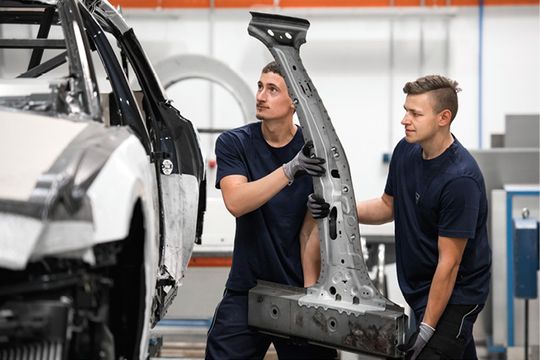 Bei der Fertigung der Langlimousinen müssen die IndiKar-Werker eine zusätzliche Säule im Fahrzeug montieren.(Bild:  IndiKar)