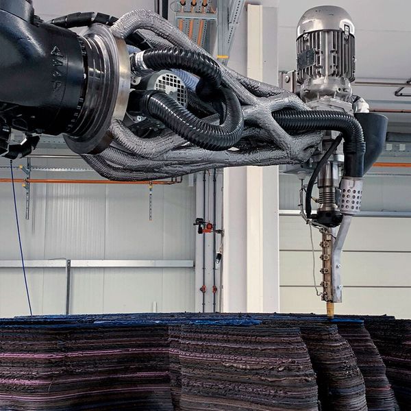 Der Fertigungsroboter fertigt im FDM-Verfahren Schicht für Schicht die 7,5 Meter lange und 2 Meter hohe Rundskulptur. (Bild: FIT Additive Manufacturing Group)