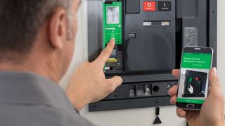 Die Schnittstelle nach dem Bluetooth-Smart-Standard IEEE 802.15.1 gestattet es, sämtliche Information über jedes Smartphone abzurufen. (Schneider Electric)