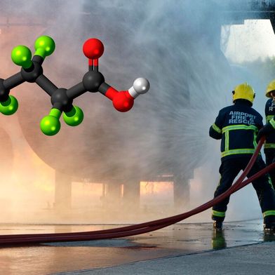 Kurzkettige PFAS wie Perfluorbutansäure gelangen beispielsweise über Feuerlöschschäume in die Umwelt und bauen sich nur sehr langsam oder gar nicht ab.  (Bild: burnstuff2003_AdobeStock)