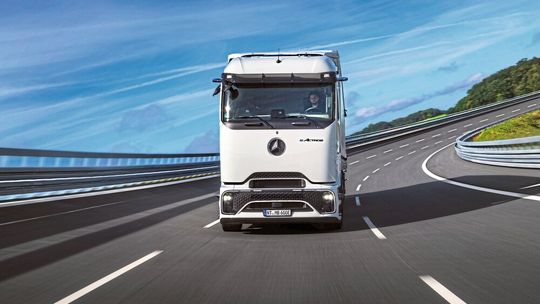 Der neue Mercedes-Benz E-Actros 600 soll deutlich mehr als 1.000 Kilometer am Tag schaffen – und das lediglich mit Zwischenladen während der gesetzlich vorgeschriebenen Fahrerpausen.(Bild:  Daimler Truck AG)