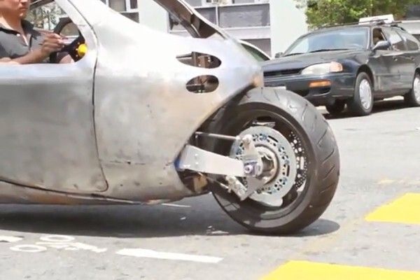 Das C1 von Lit Motors: zwei Gyroskope sorgen dafür, dass der elektrische Zweiradkabinenroller nicht umfallen kann - auch nicht bei einem Unfall (Bild: Lit Motors)