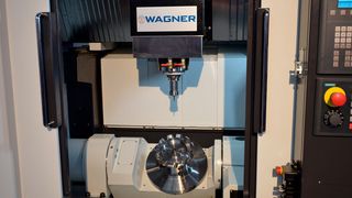 Maschinen-Wagner präsentiert auf der Metav 2020 in Halle 4 am Stand C09 einen eindrucksvollen Ausschnitt aus seinem umfangreichen Maschinenspektrum. Als Highlight wird unter anderem das 5-Achs-CNC-Bearbeitungszentrum WMC 5A von Wagner gehandelt. (Wagner)