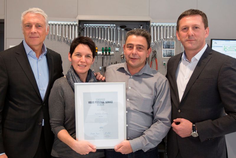 Volvo-Deutschland-Servicedirektor Frank Denzin (li.) und Volvo-Deutschland-Geschäftsführer Thomas Bauch (re.) überreichten das Volvo-Personal-Service-Zertifikat persönlich an Armin und Christiane Zirwes. (Volvo)