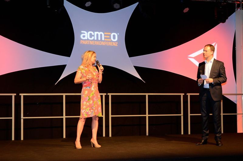 Isabelle von Künßberg und Henning Meyer (beide acmeo) eröffneten die Abendveranstaltung – ein rauschendes Fest zum 10-jährigen Jubiläum bis in die Morgenstunden. (Acmeo)