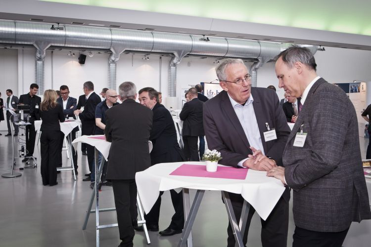 Gespräch am (Bild-)Rande: Wolfgang Reichert (Autohaus Reichert) mit Wirtschaftprüfer Horst Neubacher (r.) von RAW & Partner. (Foto: Bausewein)