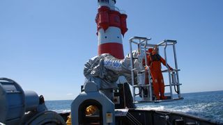Das "MOTS"-System (Momac-Offshore-Transfer-System) ist ein robotergestützter Hebearm, der praktisch auf jedes Schiff montiert werden kann. Es kompensiert die Bewegung des Schiffes relativ zu einem fest in der Umgebung stehenden Objekt, eben der Offshore-Windenergieanlage. (Bilder: Momac/PMA) (Archiv: Vogel Business Media)