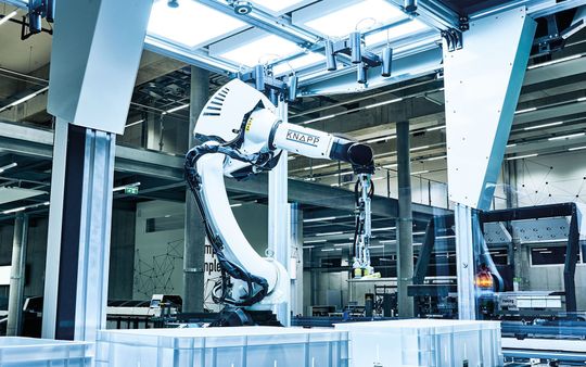 Der Pick-it-Easy Robot von Knapp entlastet die Mitarbeiter bei dem dänischen Sanitär-Großhändler Brødrene Dahl.(Bild:  Knapp/Niederwieser)