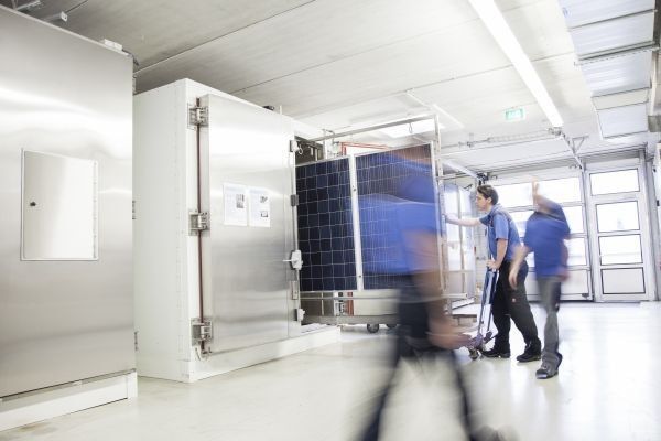 Für die Umweltsimulation beim Test von Solarmodulen setzt der Tüv Rheinland spezielle Klimakammern ein. (TÜV Rheinland)