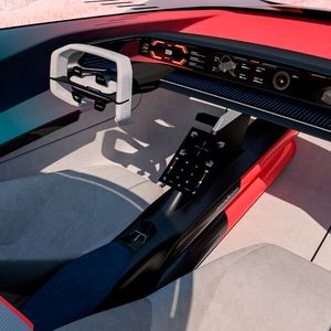 Der Innenraum wirkt sehr modern und aufgeräumt. Ein Display erstreckt sich über die gesamte Cockpitbreite.(Bild:  Pininfarina)