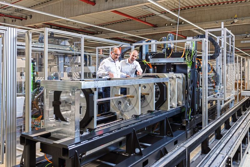 Franke Kundenberater Michael Bärstecher (l.) mit Dominik Knopp, Projektleiter bei Schaeffler Elmotec Statomat.  (Bild: Franke)