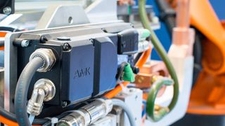 Mit den dezentralen Servoumrichtern von AMK kann Nimak auf einen gesonderten Schaltschrank verzichten. (Bild: AMK)