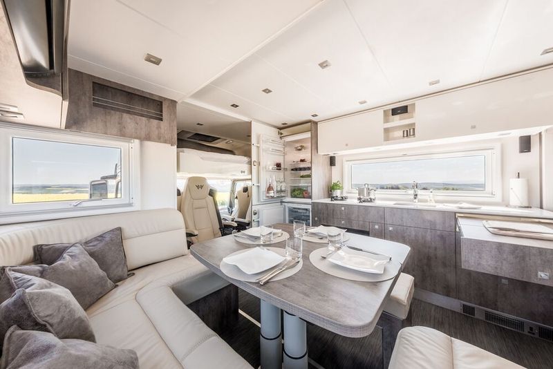 Hier wird es auch zu viert nicht zu eng. Für wohnliche Atmosphäre sorgen zudem Echtholzmöbel. (Bild: Magellano)