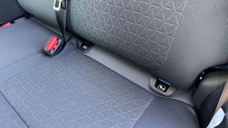 Die Isofix-Halterungen auf der Rückbank sind leicht zugänglich.  (Bild: Achter – VCG)