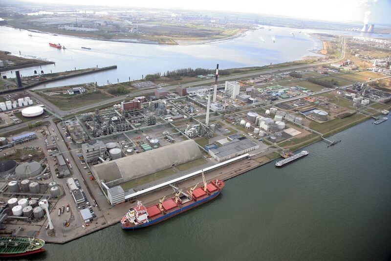 Mitten im Chemie-Hotspot: Die Produktionsanlagen in Lillo und Kallo im Antwerpener Hafen spielen eine zentrale Rolle bei der Produktion von Hochleistungskunststoffen des Kölner Spezialchemie-Konzerns Lanxess. (Lanxess)