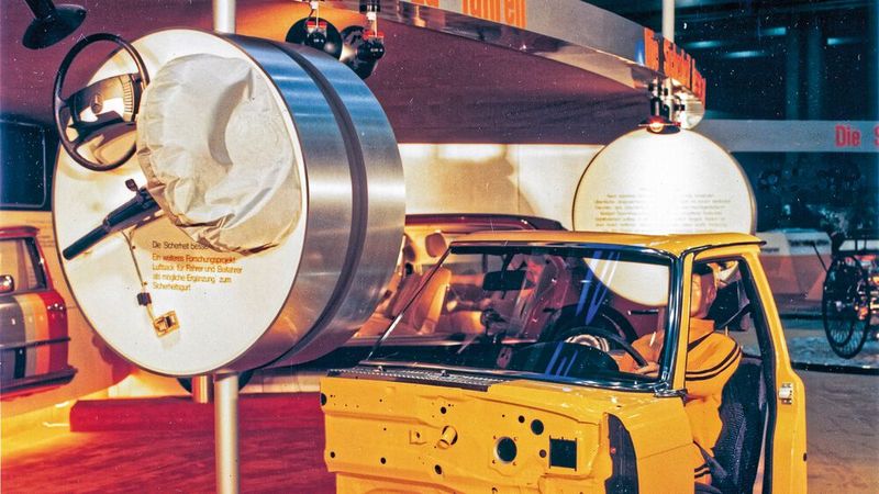 46. Internationale Automobil-Ausstellung, Frankfurt am Main, 11. bis 21. September 1975: Die  Mercedes-Benz AG präsentiert ihre Airbagforschung. Das Projekt wird unter dem Namen „Luftsack für Fahrer und Beifahrer als mögliche Ergänzung zum Sicherheitsgurt“ vorgestellt.   (Bild: Daimler AG)