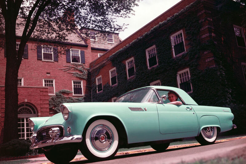 Die erste Generation des Thunderbird („Donnervogel“) verkörpert den formvollendeten Stil der Fünfzigerjahre. Eine entsprechend sehr stylische Hauptrolle darf das türkisfarbene Cabrio im Roadmovie „Thelma & Louise“ spielen. Im Bild das Modell von 1955, im Film fuhr ein 1966er Modell. (Ford)