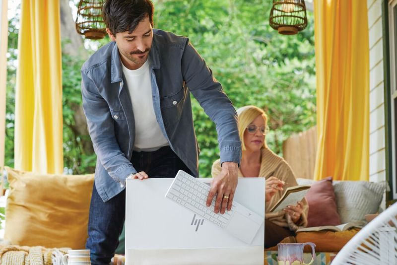 Auf der Rückseite ist eine Tasche für die Bluetooth-Tastatur mit Touchpad angebracht. (Bild: HP)