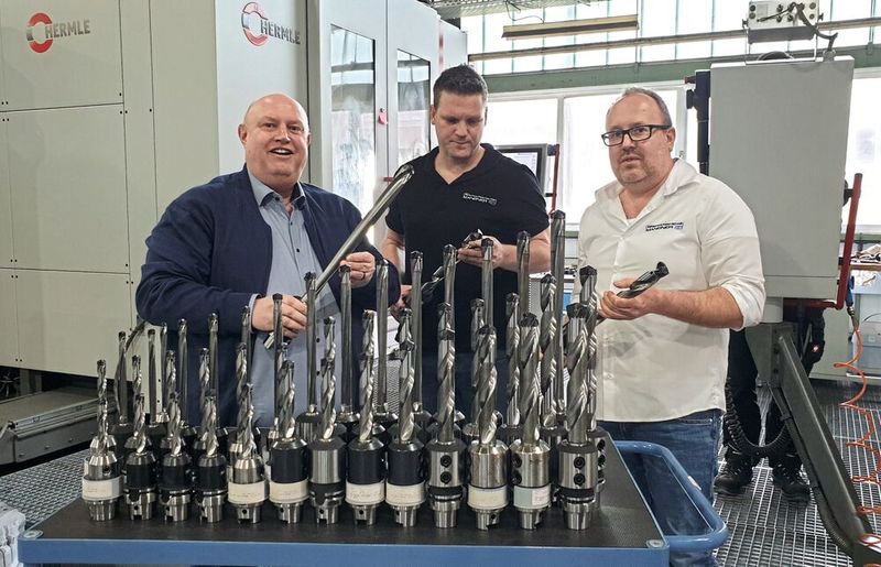 Haben die Fertigung der Zerspanungstechnik Mangner GmbH im Bereich Bohren komplett auf das Wechselkopf-System TTD von Mapal umgestellt (v. l.): Uwe Rein (Gebietsverkaufsleiter Mapal), Dominik Geßner (Fertigungsleiter Mangner) und Mike Mangner (Geschäftsführer  Mangner).  (Bild: Mapal)