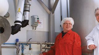 Wim Ekkelkamp, Technischer Leiter im Lab-Ofichem-API-Werk und Remco Vree Egberts (re.), R&D Manager und Projektleiter, haben sich für eine luftbetriebene Doppelmembranpumpe der Almatec-E-Serie entschieden. Diese ist Atex-konform, ermöglicht einen vollständig leckagefreien Betrieb und ist für die Verarbeitung von Gefahrstoffen zugelassen. (Almatec)