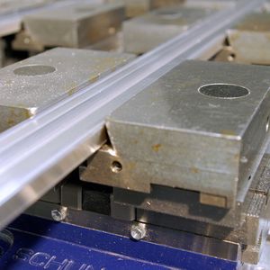 Bild 2: Die Schnellwechsel-Aufsatzbacken, von Allsafe Jungfalk eigens entwickelt, haben eine Formschräge, die die Profile automatisch nieder ziehen. Bild: Schunk
