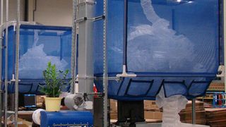 Jede automatische Zuführungsanlage ist maßgeschneidert und konnte so in die existierende Verpackungsumgebung eingebunden werden. Bild: FP International (Archiv: Vogel Business Media)