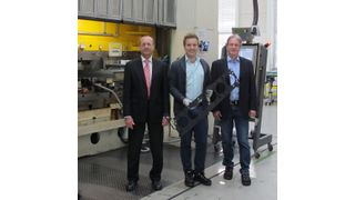 „Für alle Beteiligten hat sich die Zusammenarbeit ausgezeichnet“, sind Federal-Mogul-Geschäftsführer Holger Nix, Konstrukteur Tobias Leukel und Matthias Baszczok von TIME (v.l.n.r.) überzeugt. Das neue Verfahren zur Herstellung von Motoren-Dichtungen konnte schnell umgesetzt werden und überzeugt mit optimalen Fertigungsergebnissen. (TIME)