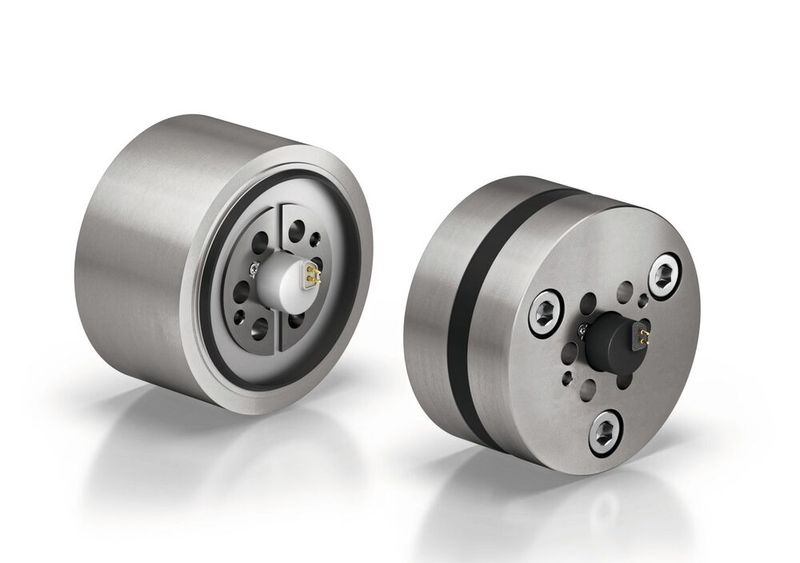 Der Dehnungsmessstreifen-Kraftsensor (DMS) (links) und der piezoelektrische Kraftsensor (rechts) sind ausschließlich für den Einsatz in Kombination mit dem elektromechanischen Fügemodul NCFx Pro Typ 2164A von Kistler entwickelt. (Bild: Kistler)