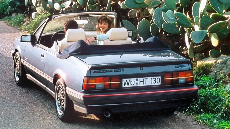 Auf Basis des zweitürigen Ascona wurde von Hammond & Thiede beim Karosseriewerk Voll in Würzburg ein Ascona Cabriolet aufgelegt, das über die Opel-Handelsbetriebe zu Preisen ab 26.050 D-Mark vermarktet wurde. Es entstanden rund 2.900 Exemplare. (Bild: Opel)