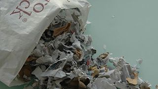 Die Karopack-Polsterkissen bestehen aus einem teebeutelartigen, recycelbaren und reißfesten Kraftpapier-Beutel, der mit zerkleinerten Altkartonagen und geschreddertem Altpapier befüllt wird. Bild: Kreiter (Archiv: Vogel Business Media)