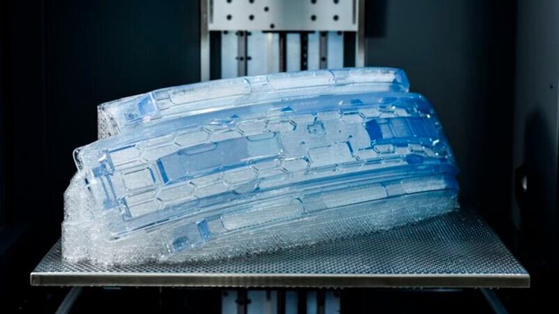 Dieser Kühlergrill entstand mittels Stereolithographie mit einem transparenten Ausgangsmaterial.