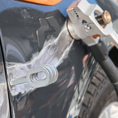 Der Schaden am VW Passat Variant B8: Vom rechten Kotflügel bis weit in die Beifahrertür zog sich ein tiefer Kratzer. (Bild: Diehl – VCG)