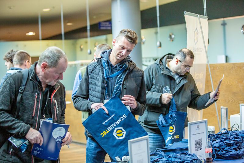 Die Regionalmesse Schraubtec ist kostenfrei für Besucher. Kurzer Check-In und los geht`s mit den Fachgesprächen. (Bild: Amelie Jehmlich/ART n Photo)