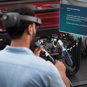 Microsoft HoloLens 2 und mögliche Anwendungen: Damit MR-Brillen Smartphones verdrängen können, müssen sie noch deutlich schlanker werden.(Bild:  Microsoft)