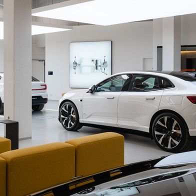 Polestar setzt in Deutschland auf Polestar-Spaces, die von Volvo-Partnern betrieben werden. Angesiedelt sind sie nicht mehr, wie früher in den Innenstädten. (Bild: Polestar)