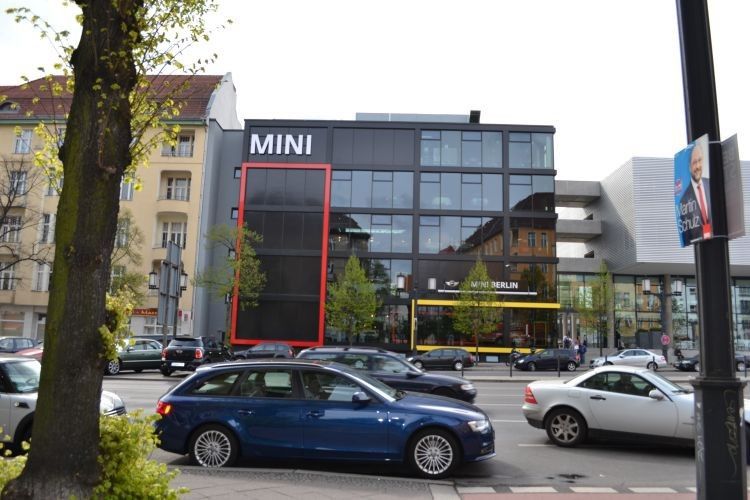 Architekt Peter Lanz entwarf für Mini einen schwarzen, kubischen Solitär. (Foto: Hiemann)