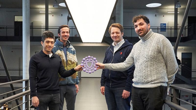 Die Forschungsgruppe der TH Köln für das „Dream“-Projekt (v.l.n.r.): Prof. Dr. Hoai Viet Nguyen, Vimal Seetohul, Prof. Dr. Matthias Böhmer und Selim Perk.(Bild:  Monika Probst/TH Köln)